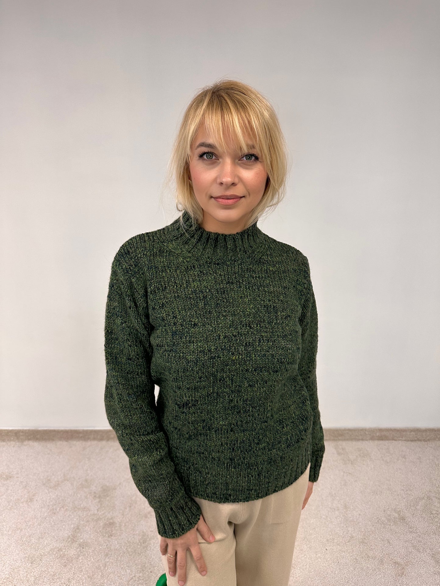 Short knitted melange sweater "Tyla"
