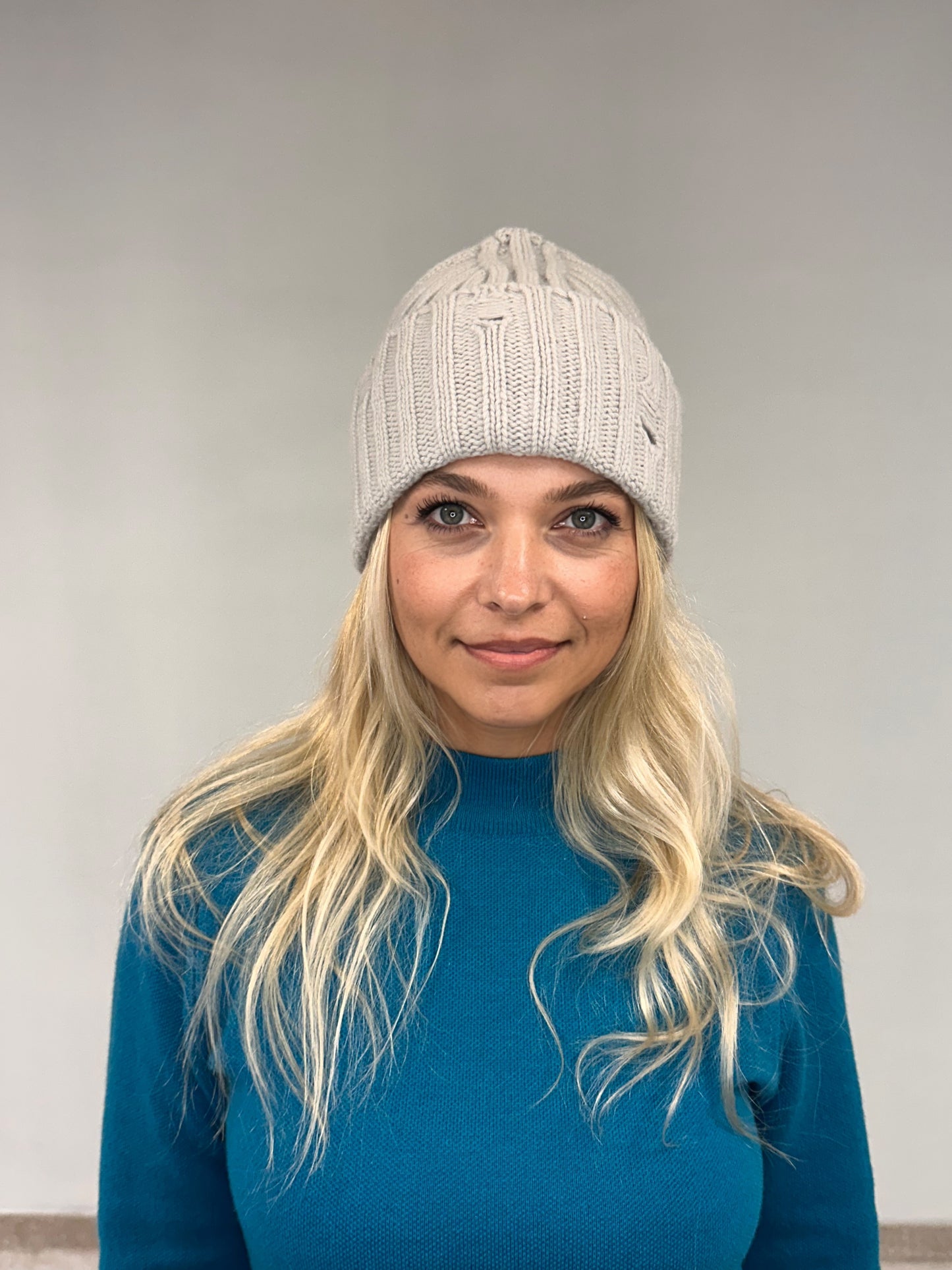 Beanie-Mütze mit Löchern aus Wolle/Kaschmir „Elly“