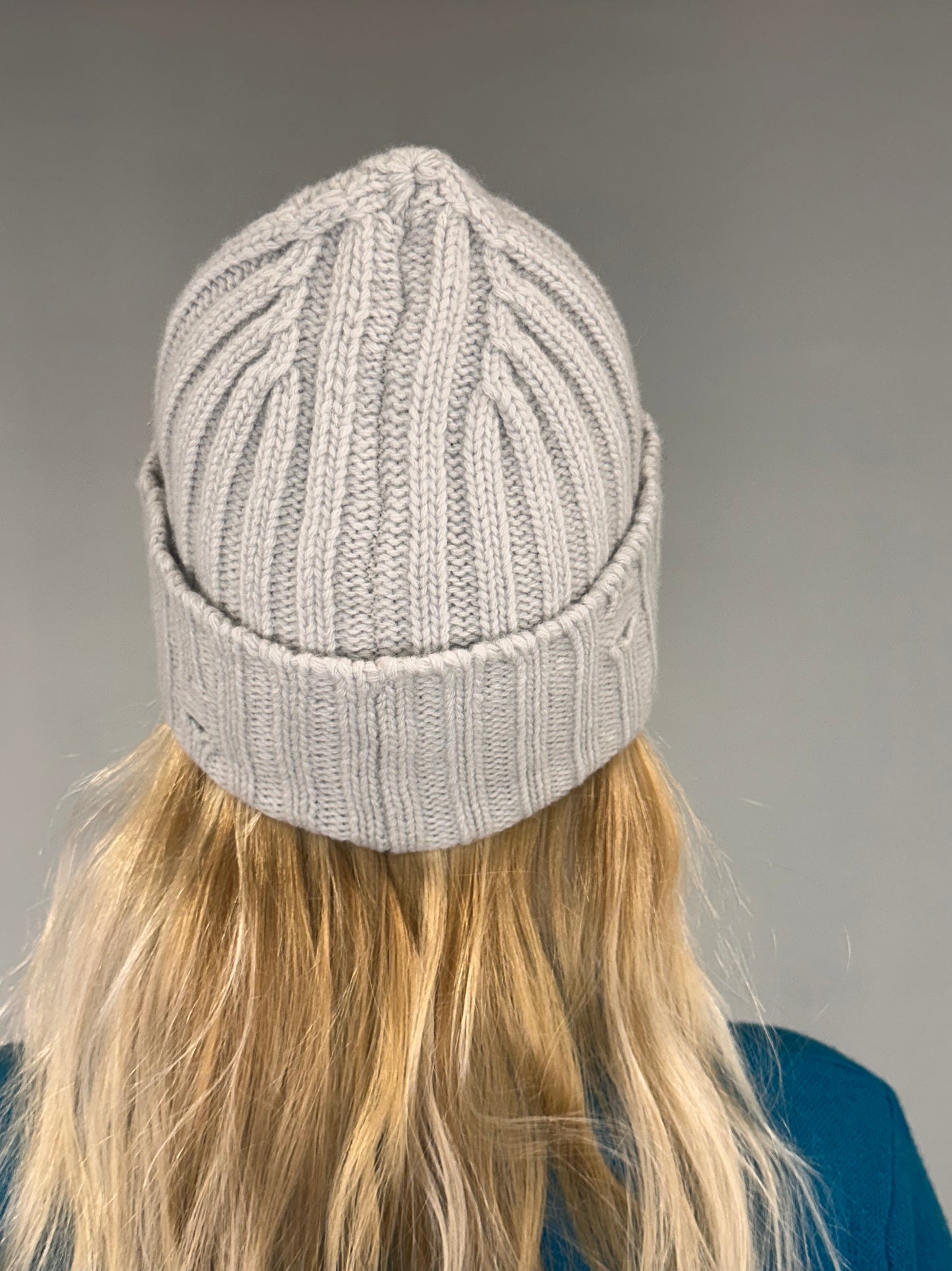 Beanie-Mütze mit Löchern aus Wolle/Kaschmir „Elly“