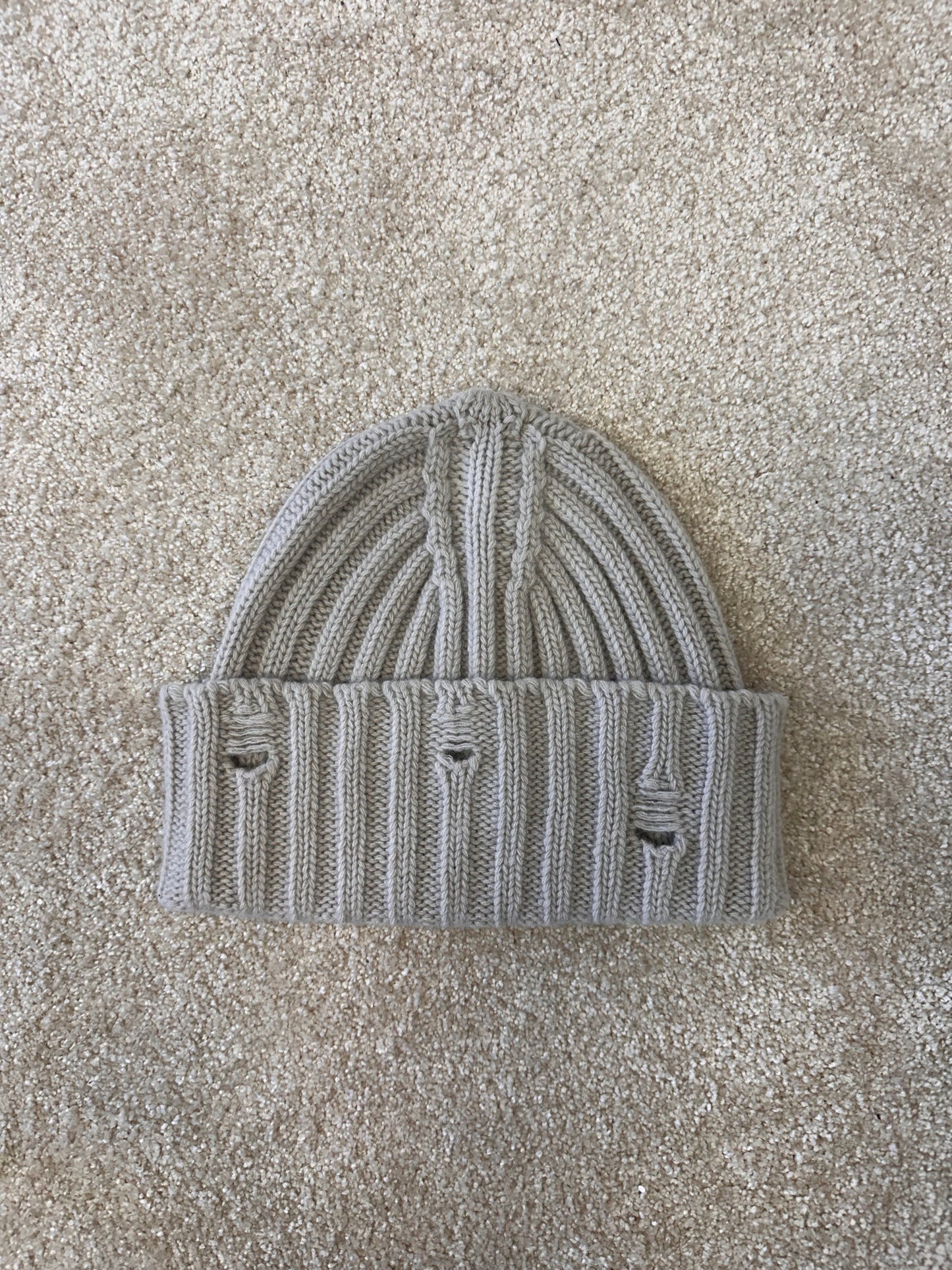 Beanie-Mütze mit Löchern aus Wolle/Kaschmir „Elly“