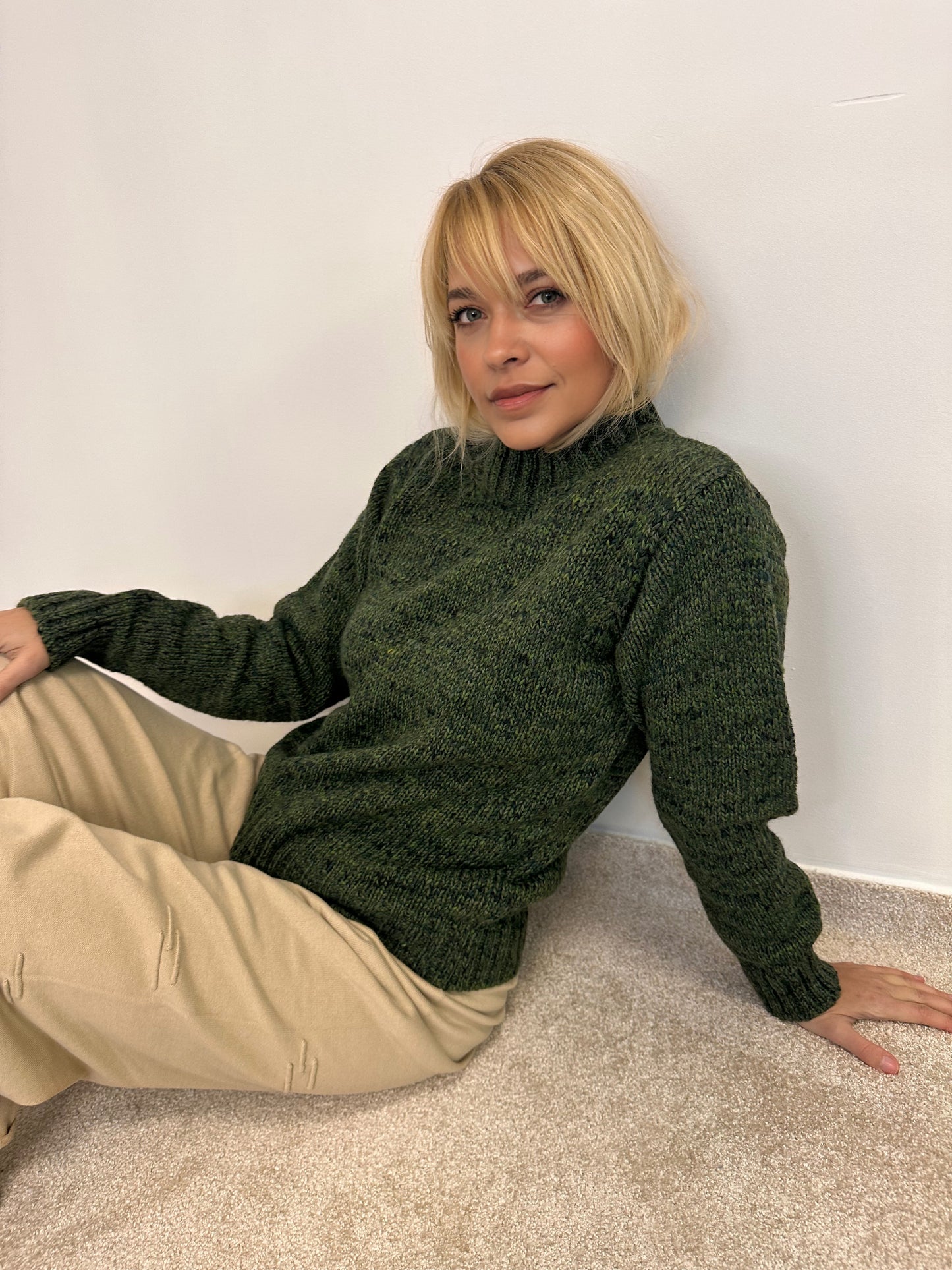 Short knitted melange sweater "Tyla"